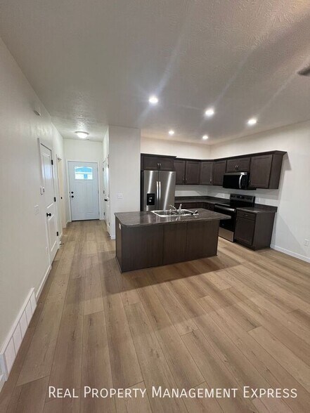 Building Photo - Modern 1 Bedroom Townhome with 1.5 Baths