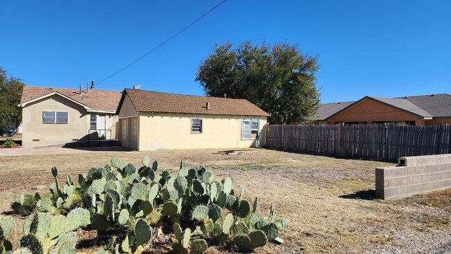 Building Photo - 800 S Elgin Ave