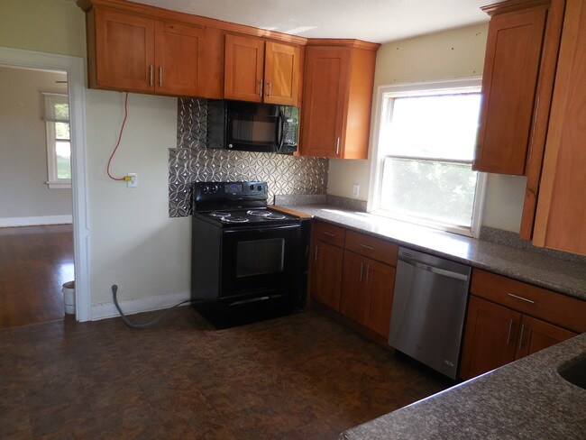 Building Photo - 16093 SW Roy Rogers Rd