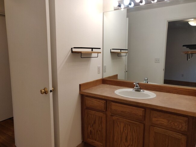 Building Photo - 2x2 duplex with a fenced yard, single-car ...