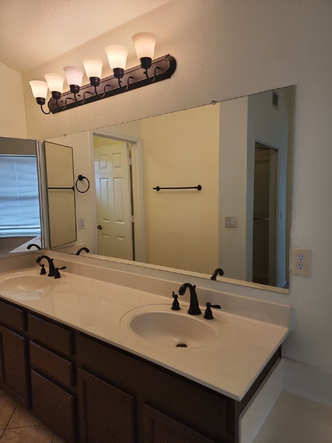 Building Photo - "Spacious 4-Bedroom Glendale Gem with Granite Elegance - 2018 Sq Ft of Comfort!"