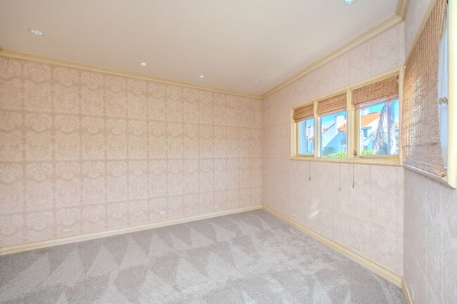 Building Photo - Extraordinary 5-Bed / 5-Bath Oceanfront Pr...