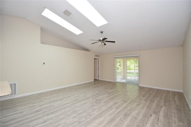 Building Photo - 15 White Deer Ln