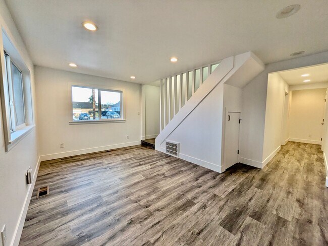 Building Photo - Modern Luxury Meets Small Town Charm in Your New Gladstone Home! Water,Sewer, PGE & NW Natural in...