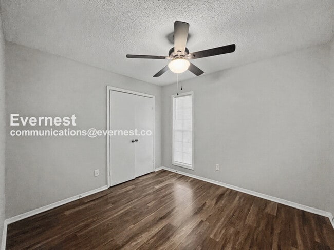 Building Photo - 3 Bed/2 Bath Home with Fenced Yard & Garage / Pet-Friendly / Available Now!