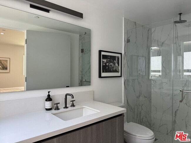 Building Photo - 9842 Vidor Dr