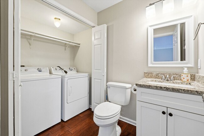 Building Photo - Renovated end-unit townhome in the Heart of Roswell