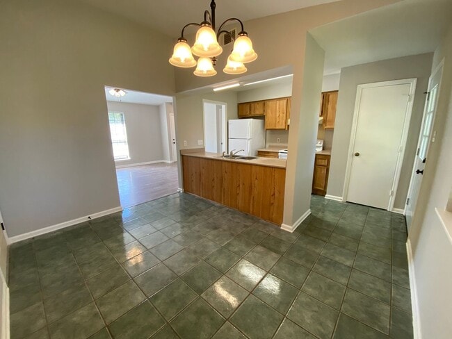 Building Photo - 4 bedroom 2 bath in Village Green