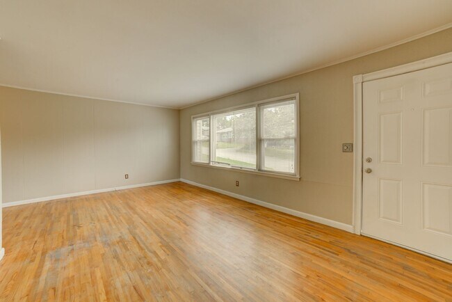 Building Photo - Charming 3 Bedroom 1 Bath near Route 66!