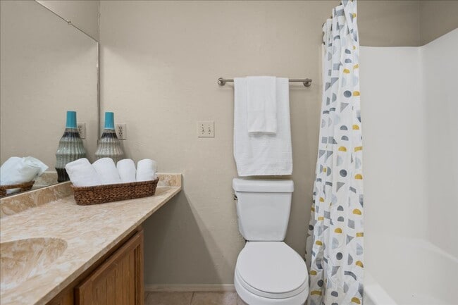 Building Photo - Great Location, Immediate Move In available - 2 bed / 2 bath Condo - 100% off First Month's rent!