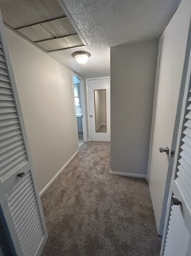 Building Photo - Beautiful Ground Floor 1 Bedroom Condo in ...