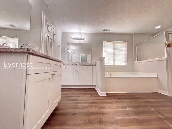 Building Photo - 710 Timbergrove Dr SW