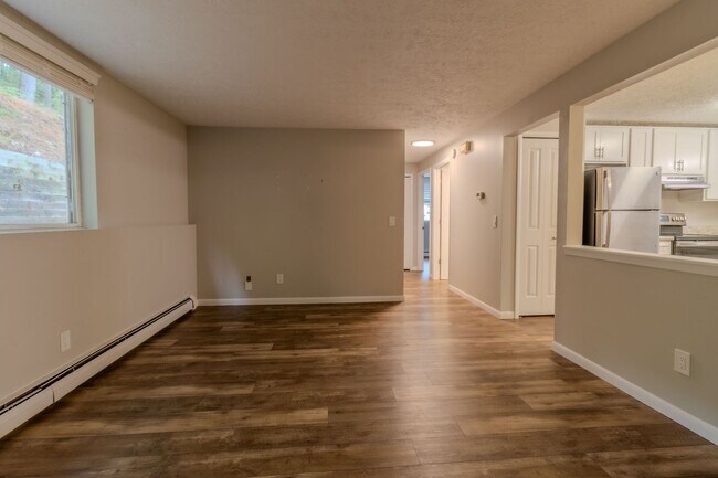 Building Photo - Spacious Dream Apartment — Right Where You...