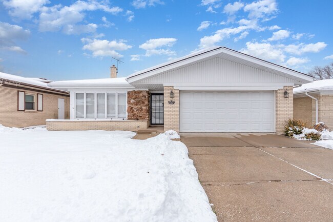 Primary Photo - 2913 Kensington Ave