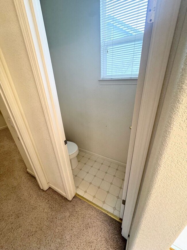 Building Photo - Charming Spacious 3 Bedroom Home