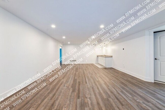 Building Photo - 1408 NW Spruce Dr