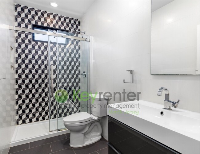 Building Photo - Modern 4-Bedroom, 4-Bath Home – Luxury Liv...