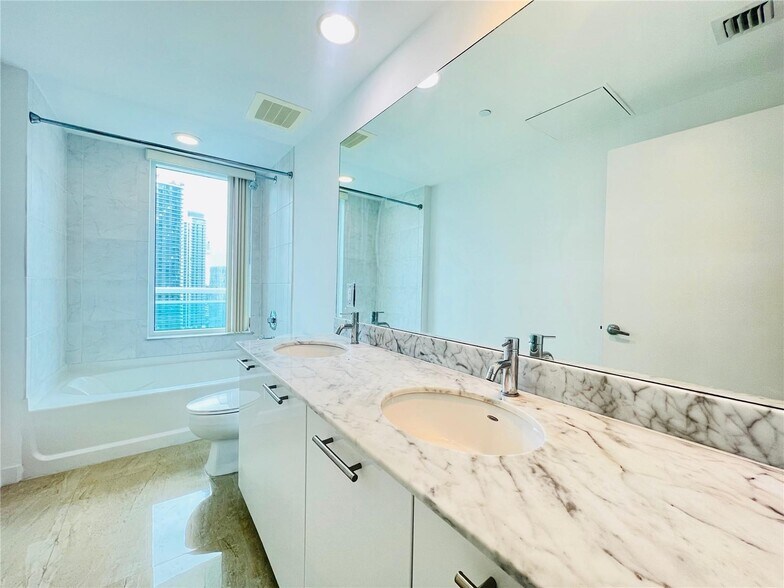 Building Photo - 950 Brickell Bay Dr