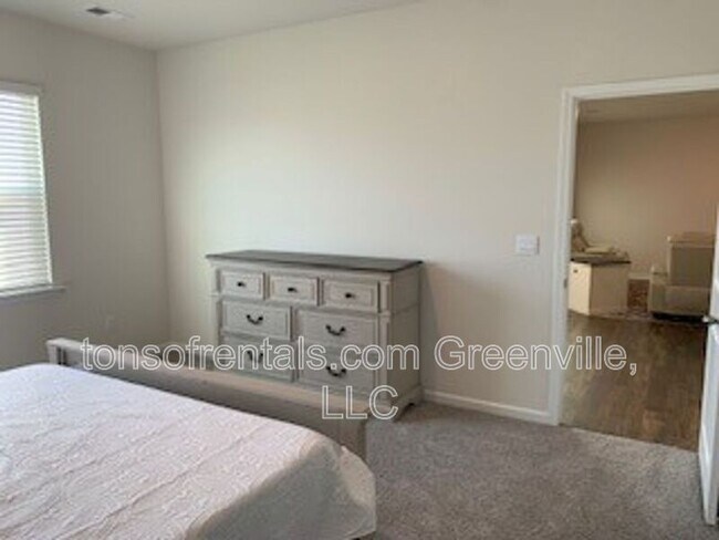 Building Photo - 938 Pineland Dr