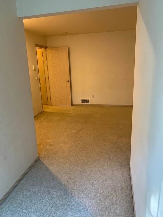 Building Photo - Spacious 2 Bedroom Duplex with Cozy Features