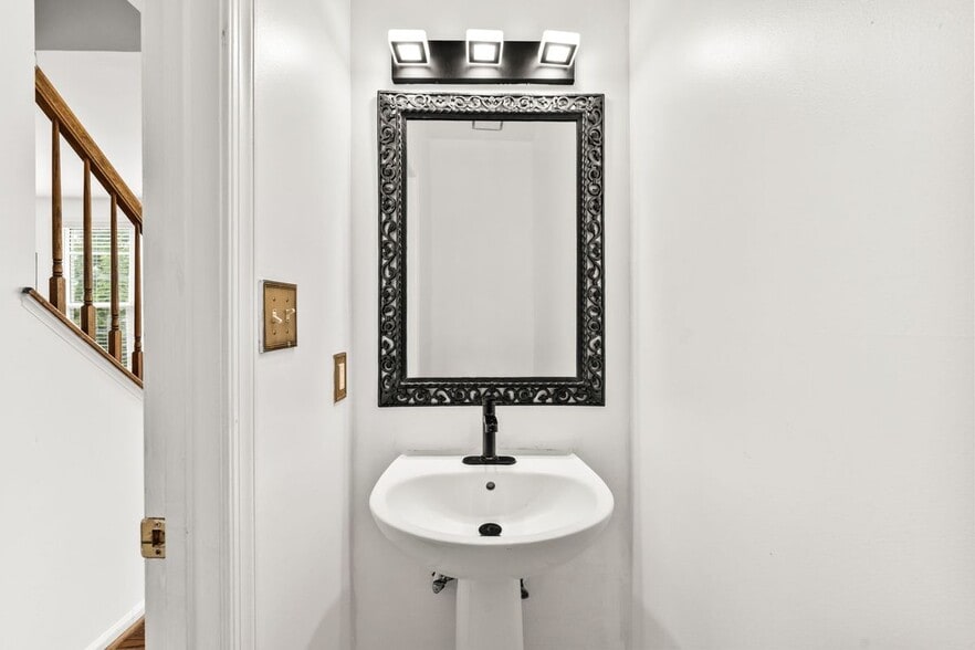 Building Photo - 6139 Donival Sq