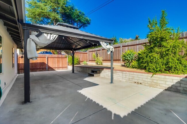 Building Photo - Pristine 4 bedroom, 2 bath, single level h...