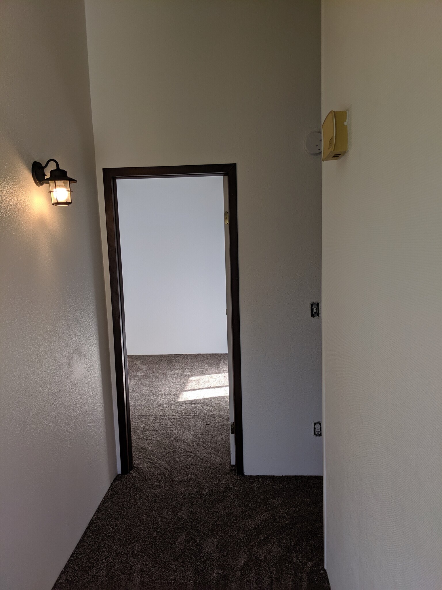 landing looking towards the 2nd bedroom. - 2115 Pleasanton St