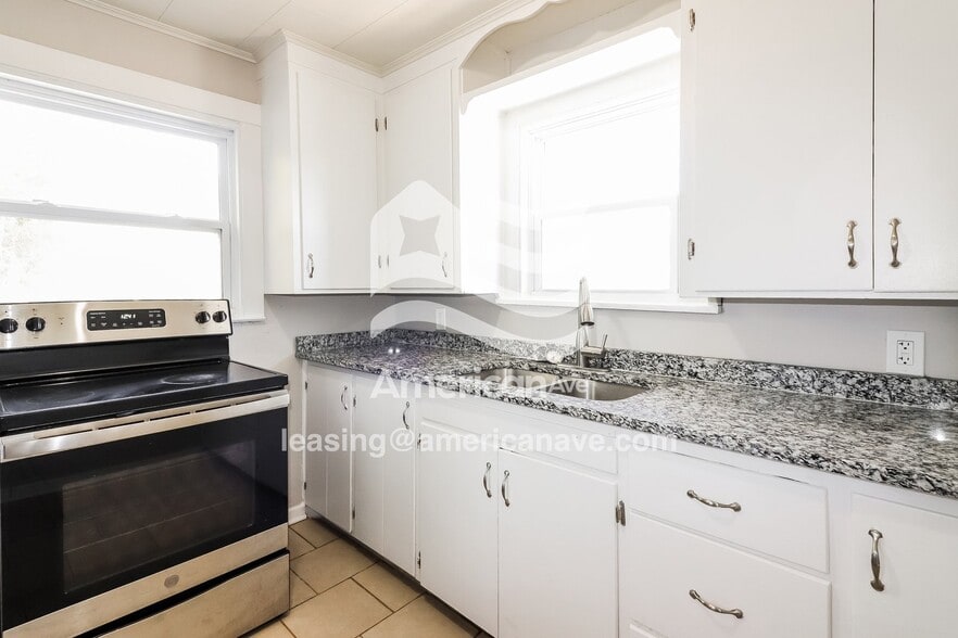 Building Photo - 1022 E 83rd Terrace