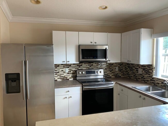 Building Photo - 5900 Azalea Cir