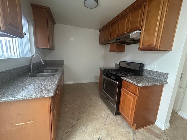 Building Photo - Spacious 2bed 1.5bath Apartment near Beach Blvd & Talbert Ave