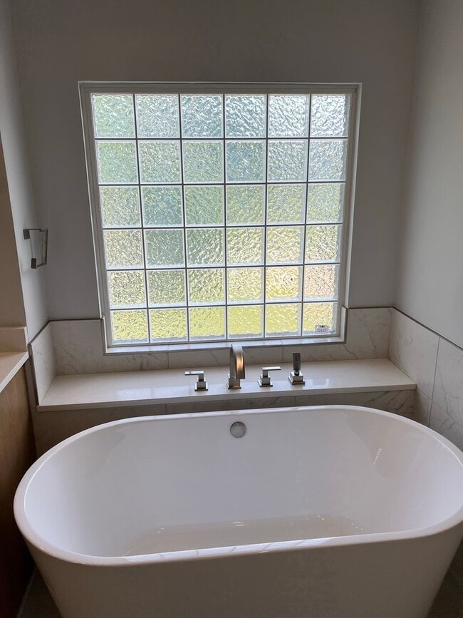 Building Photo - 4 Bed, 3.5 Bath Home w/  3 Car Garage in Williamson Co