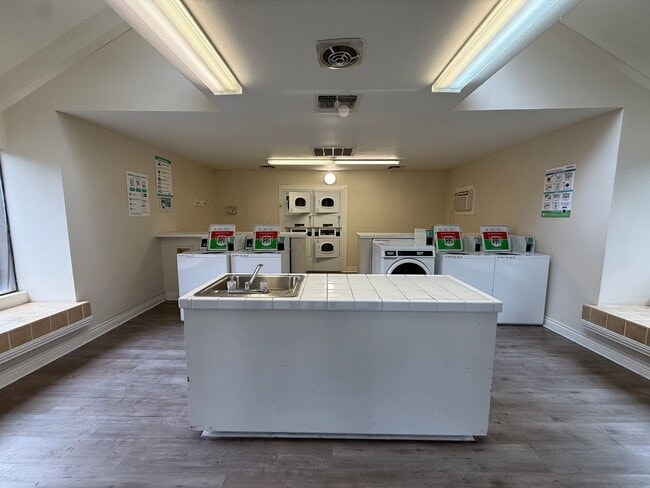 Building Photo - 2 Bed| 2 Bath | 967 SF | Single Story | Tenant pays $150 monthly for WS&G