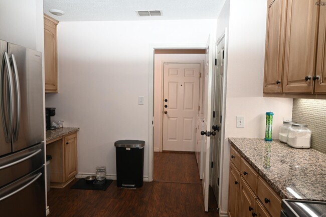 Building Photo - 8 Park Pl Cir