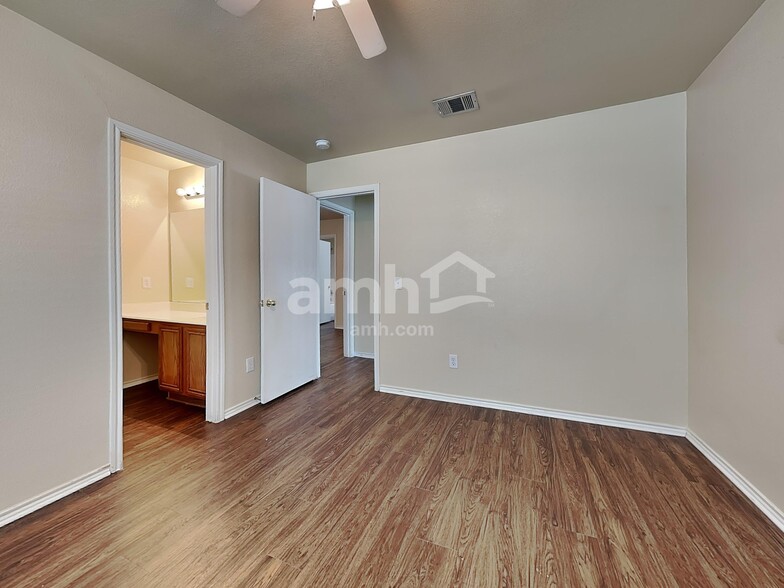 Building Photo - 702 Fleming St