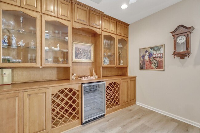 Building Photo - Charming 2 Bed, 2 Bath Rental with Lagoon Views in Sun City!