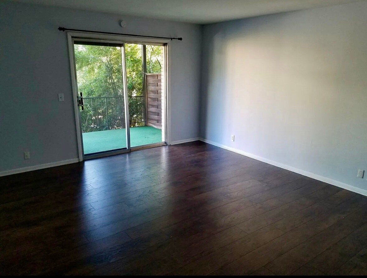 Living room - 4425 Westlawn Dr