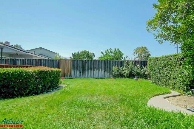 Building Photo - Beautiful Home | Brazilian Hwd Floors | Remodeled Kitchen | A/C