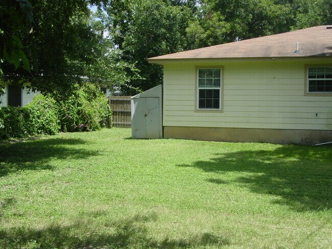 Building Photo - 617 Conway Dr