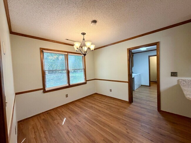 Building Photo - Fabulous Home Near Alice Drive!