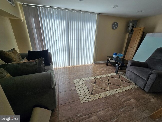 Building Photo - 1116 W Oxford St