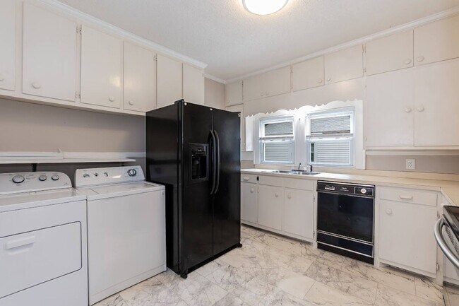 Building Photo - Cute and Tranquil 2 bed/1bath near Elon