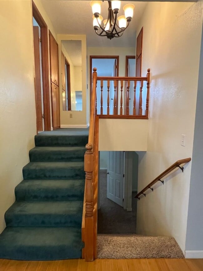 Building Photo - SPACIOUS 4 bed/2 bath home in desired location with double garage, fenced back yard!