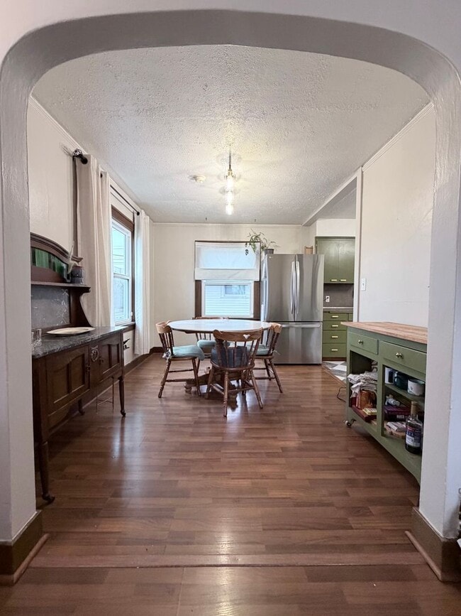 Building Photo - Charming 2 bedroom 1 bath house Available 05/01/2026