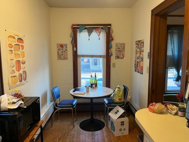 Interior Photo - 128-130