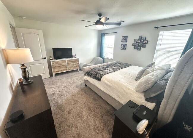 Building Photo - 5027 Hickory Deer Ln