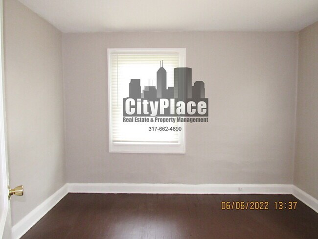 Building Photo - *Move in Special* 925 N Gladstone Ave. Ind...