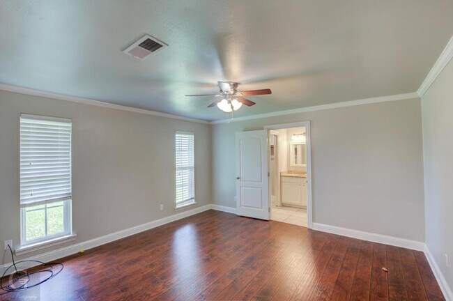 Building Photo - 425 Plaza Cir