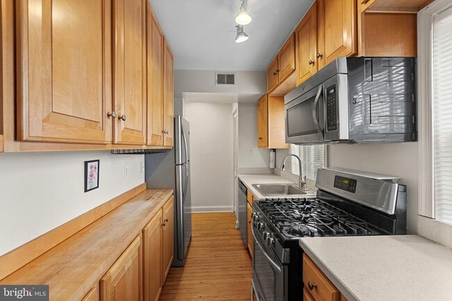 Building Photo - 810 Queen St