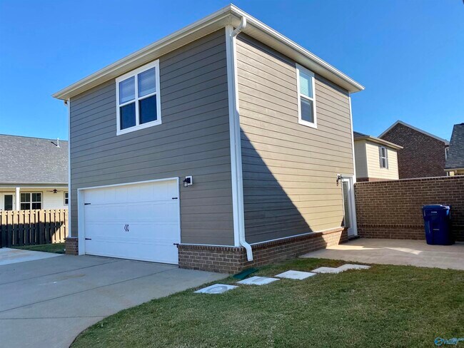 Building Photo - 1111 Pegasus Dr NW