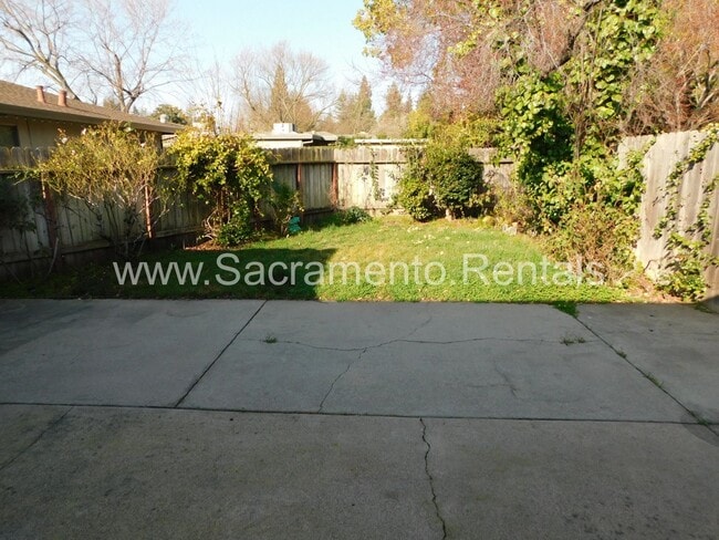 Building Photo - Wonderful Sierra Oaks 3bd/2ba Duplex with 2 Car Garage